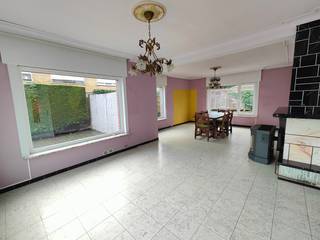 Deze licht op te frissen halfopen bebouwing op een perceel van 385 m² biedt veel ruimte en potentieel. De woning beschikt over een ruime inkomhal,...