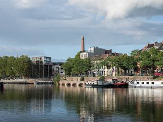 <strong>Unieke renovatieopportuniteit op 50 meter van Portus Ganda</strong><br /><br /><em>Voor meer informatie of bezoeken, mail naar info@carloeggermont.be</em><br /><br />Op een topligging in het historische centrum van Gent, op slechts 50 meter van Portus Ganda en vlak bij het Van Eyckzwembad, bevindt zich deze opbrengsteigendom met drie rechtmatig tot stand gekomen woongelegenheden.<br /><br />Achter de karaktervolle gevel schuilt een gebouw met aanzienlijk renovatie- en optimalisatiepotentieel. Elke verdieping omvat één studio of appartement met privatieve buitenruimte. Het gelijkvloers beschikt over een stadstuin, terwijl de bovenliggende entiteiten elk over een terras beschikken.<br /><br />De bestaande indeling vormt een interessante basis voor een grondige renovatie, waarbij de beschikbare ruimtes verder kunnen worden geoptimaliseerd. Alle ramen werden recent vernieuwd. De drie woongelegenheden zijn momenteel verhuurd.<br /><br />Technische gegevens:
<ul>
<li>Bouwjaar: ca. 1900</li>
<li>Perceeloppervlakte: ca. 77 m²</li>
<li>Nr. 21: 42 m² BVO + tuin 20 m² – EPC E (473 kWh/m²)</li>
<li>Nr. 23: 31 m² BVO + terras 4 m² – EPC C (273 kWh/m²)</li>
<li>Nr. 25: 31 m² BVO + terras 4 m² – EPC D (330 kWh/m²)</li>
<li>Kelderverdieping: ca. 42 m²</li>
<li>Zolderruimte: ca. 18 m²</li>
<li>Elektrische installaties: niet conform</li>
</ul>
<br /><strong>Een uitzonderlijk renovatieproject op een absolute topligging in Gent!</strong>