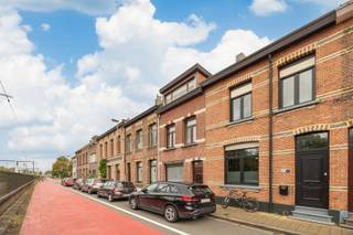 Te moderniseren gezinswoning met oneindig potentieel De Lucien Bevernagestraat in Kapellen is een charmante, gezinsvriendelijke straat met een mix...