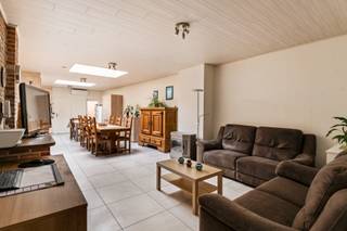 Instapklare stadswoning met drie slaapkamers en inpandige garage. <br /><br />Indeling en omschrijving:<br />U betreedt deze instapklare stadswoning via de inkomhal. Aan de rechterzijde bevindt zich de praktische inpandige garage, met directe toegang tot de kelder. De woonkamer is ingedeeld in een zit- en eethoek en wordt extra verwarmd door een gezellige gaskachel. De open keuken is uitgerust met boven- en onderkasten, een kookplaat, dampkap, spoelbak, vaatwasser en oven. Dankzij de aanwezige lichtkoepels geniet u in deze ruimtes van aangename natuurlijke lichtinval. Aansluitend vindt u de betegelde badkamer, voorzien van een douche, lavabo met meubel, spiegelkasten en toilet. Achteraan bevindt zich een handige berging met aansluitingen voor wasmachine en droogkast. <br />Zowel op het gelijkvloers als op de eerste verdieping is de woning uitgerust met airco, wat zorgt voor extra comfort het hele jaar door. Op de eerste verdieping vindt u de twee slaapkamers en een apart toilet. Op de zolderverdieping bevindt zich de derde slaapkamer. Tot slot beschikt deze stadswoning over twaalf zonnepanelen en een aangenaam tuintje waar u in alle rust kan ontspannen.<br /><br />Extra info: instapklaar I 12 zonnepanelen I <span>EPC 203 kWh/ (m² jaar) label C I infoplicht: Vg, Wg, Gvv, Gvkr, Gmo I watertoets: P-score: D I G-score: D.</span>