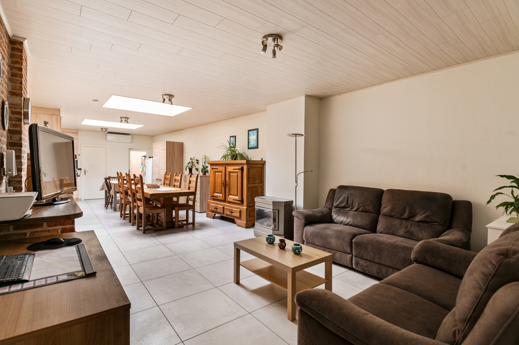 Instapklare stadswoning met drie slaapkamers en inpandige garage.  - foto 2