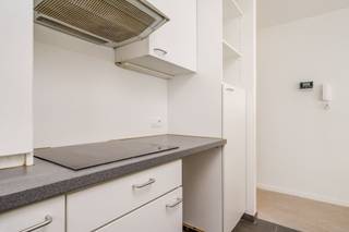 <p><span>Lichtrijk 2-slaapkamerappartement met terras en fietsenberging, pal in het centrum van Mechelen.</span></p><p><span>Het appartement bevindt zich op de derde verdieping en is bereikbaar via de gemeenschappelijke inkomhal met trap en lift.</span></p><p><span>Aan de voorzijde bevindt zich de ruime leef- en eetruimte met open keuken (32,8 m²). De keuken is uitgerust met een gootsteen, kookplaat met dampkap, koelkast met diepvriesvak en aansluiting voor een vaatwasser.</span></p><p><span>Via de hal bereik je de praktische badkamer met douche, lavabomeubel en toilet, en de twee slaapkamers van respectievelijk 7,2 m² en 16,1 m². Vanuit de grootste slaapkamer heb je toegang tot het terras, waar je geniet van een uniek zicht over de Mechelse skyline en de Sint-Romboutstoren.</span></p><p><span>Daarnaast is er een fietsenberging voorzien in de kelder.</span></p><ul><li><span>Gemeenschappelijke kosten: 60/maand</span></li><li><span>Beschikbaar vanaf 1 november</span></li></ul>