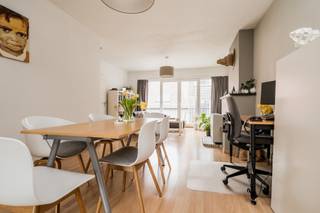 <p>Quares - TREVI Groep presenteert :<br /><br />Dit aangename twee slaapkamer appartement bevindt zich op de tweede verdieping van een kleinschalig residentie, gesitueerd in de Veluwestraat in het hartje van de stad en heeft dus een ideale uitvalsbasis.</p>
<p>Via de inkomhal betreedt u het appartement. Er werd gekozen voor een open indeling van de ruimtes waardoor u een maximaal ruimtegevoel kan ervaren met een optimale lichtinval. De keuken, die voorzien is van kasten en toestellen, geeft u toegang naar de aangename buitenruimte. Deze is deels inpandig waardoor u optimaal kan ontspannen en in alle privacy genieten van het stadsleven. Aan de achterzijde van het appartement bevindt zich de masterbedroom met ensuite badkamer voorzien van ligbad, lavabo en toilet. De tweede slaapkamer bevindt zich langs de voorzijde en kan naast slaapkamer ook worden ingericht als bureauruimte. <br /><br />Het appartement is ideaal voor eigen bewoning maar tevens ook als investering aangezien het appartement momenteel verhuurd is. <br /><br />Openbaar vervoer, winkels, sportfaciliteiten, allen op wandel-/fietsafstand.</p>