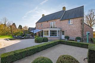 <p><strong>Exclusieve, luxueus afgewerkte villa op toplocatie nabij de Nederlandse grens</strong></p>
<p><strong>Deze uitzonderlijk ruime en perfect onderhouden villa (bouwjaar 2001) is gelegen op een prachtig perceel van ca. 1.383 m² en biedt een indrukwekkende bewoonbare oppervlakte van circa 474 m² (inhoud ca. 1.500 m³). De woning combineert comfort, luxe en privacy op hoog niveau en is ideaal voor wie ruim en stijlvol wil wonen in een groene, centrale omgeving.</strong></p>
<p><strong>De villa beschikt over onder andere 4 slaapkamers, royale leefruimtes, een stijlvolle woonkeuken met kookeiland, een dubbele inpandige garage én een grote zolder met uitbreidingsmogelijkheden. Bovendien is de woning uitgerust met een alarmsysteem en een centraal stofzuigersysteem, wat bijdraagt aan extra comfort en veiligheid. Energielabel: B.</strong></p>
<p>Gelijkvloers</p>
<p>Via de imposante inkomhal met gastentoilet betreedt u de woning. Hier ervaart u direct de ruimte en het hoogwaardige afwerkingsniveau. De sfeervolle woonkamer met gashaard vormt het warme hart van de woning en biedt een prachtig zicht op de tuin. Aansluitend bevindt zich een afsluitbare tv-kamer of bureau – ideaal voor thuiswerken of ontspanning.</p>
<p>De royale woonkeuken met kookeiland is voorzien van kwalitatieve inbouwapparatuur en vormt de perfecte plek voor gezellige momenten met familie en vrienden. Aan de achterzijde van de woning vindt u de praktische bijkeuken met aansluitingen voor wasapparatuur, een extra kantoorruimte en toegang tot de dubbele inpandige garage met automatische poorten.</p>
<p>Eerste verdieping</p>
<p>Op de eerste verdieping bevinden zich drie ruime slaapkamers. De indrukwekkende masterbedroom (ca. 45 m²) beschikt over een eigen inloopkast en aangrenzende dressing – een ware privé suite.</p>
<p>De luxe badkamer is compleet uitgerust met een dubbele wastafel met meubel, een ligbad en een comfortabele inloopdouche. Daarnaast is er op de overloop een separaat toilet aanwezig. Via een vaste trap bereikt u de tweede verdieping.</p>
<p>Tweede verdieping</p>
<p>De ruime zolderverdieping biedt tal van mogelijkheden en kan eenvoudig worden ingericht met extra (slaap)kamers, een hobbyruimte of fitnessruimte.</p>
<p>Buitenleven</p>
<p>De fraai aangelegde tuin biedt optimale privacy en is een waar verlengstuk van de woning. U geniet hier van meerdere terrassen en een sfeervolle overkapping met buitenhaard – perfect voor lange avonden in alle seizoenen. Aansluitend bevindt zich een praktische schuur.</p>
<p>Aan de voorzijde beschikt de woning over een verzorgde voortuin en een ruime oprit met parkeergelegenheid voor meerdere auto’s.</p>
<p>Kortom: een instapklare, luxueuze villa met uitzonderlijk veel ruimte, comfort en privacy op een uitstekende locatie. Een unieke kans voor wie exclusief wil wonen!</p>
<span>Bijzonderheden</span><br /><span>- EPC B</span><br /><span>- vloerverwarming<br /></span>- ruime kelder op stahoogte<br /><span>- centraal stofzuigersysteem</span><br /><span>- centrale ligging nabij scholen/winkels en Nederlandse grens</span><br /><span>- luxe afwerking</span>