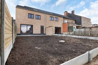 <p>LAATSTE NOG BESCHIKBARE WONING!<br /><br />Deze halfopen wind- en waterdichte nieuwbouwwoning biedt u de unieke kans om uw toekomstige thuis volledig naar eigen stijl en smaak af te werken. Gelegen op een centrale en vlot bereikbare locatie in Mere, combineert deze woning een rustige woonomgeving met alle voorzieningen in de nabijheid.</p><p>De woning beschikt over een ruime inpandige garage, ideaal voor wagen, fietsen of extra bergruimte. Daarnaast is er een zolderruimte bereikbaar via een vaste trap, die nog volledig kan worden ingericht. Dit biedt de mogelijkheid tot het creëren van extra kamers, hobbyruimte of bureau, volledig volgens uw wensen.</p><p>Twee aankoopmogelijkheden:</p><p>Aankoop in huidige casco staat<br />Perfect voor wie zelf wil instaan voor de verdere afwerking en volledige vrijheid wenst in materiaalkeuze en indeling.</p><p>Aankoop afgewerkt – meerprijs €80.000<br />De woning kan, mits een bijkomende kost van €80.000, volledig worden naar een kwaliteitsvolle standaard inclusief:</p><p>Verwarming<br />Elektriciteit<br />Sanitaire toe- en afvoerleidingen<br />Vloerisolatie<br />Chapewerken<br />Pleisterwerken</p><p>Bij akkoord over de prijs kan de afwerking op korte termijn gebeuren, zodat u zonder zorgen snel kan intrekken.</p><p>Bijkomend voordeel:<br />Aankoop én verdere afwerking kunnen gebeuren aan het verlaagde btw-tarief van 6%, dankzij het stelsel voor sloop en heropbouw (onder voorwaarden). Dit zorgt voor een aanzienlijk financieel voordeel voor de koper.</p><p><br /> </p>