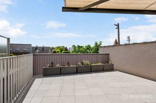 <p><strong>Ligging</strong><br />Dit <strong>instapklare </strong>appartement met garage, autostaanplaats en een schitterend terras is gelegen in Sint-Baafs-Vijve (Wielsbeke). Dankzij de uitstekende ligging bevinden horeca, winkels, openbaar vervoer en andere dagelijkse voorzieningen zich op wandelafstand. Een ideale locatie voor wie <strong>comfortabel en centraal wil wonen</strong>.<br /><br /><strong>Indeling</strong><br />Het appartement bevindt zich op de eerste verdieping en omvat een inkomhal met gastentoilet, een aangename leefruimte met volledig ingerichte keuken en een aansluitende praktische wasplaats/berging. De keuken is uitgerust met een vaatwasser, oven, kookplaat en koelkast.<br />Verder beschikt het appartement over <strong>twee slaapkamers</strong>, waarvan één voorzien is van handige inbouwkasten. De badkamer is uitgerust met een ligbad en lavabomeubel.<br />De absolute troef van het appartement is het schitterende terras met zonneluifel. Hier geniet je in alle rust en privacy volop van het buitenleven.<br />Aan de achterzijde bevinden zich de aparte garagebox en autostaanplaats, die <strong>beide inbegrepen zijn in de verkoopprijs</strong>.<br /><br /><strong>Technisch</strong><br />Het appartement beschikt over centrale verwarming op aardgas en heeft <strong>een recent vernieuwde verwarmingsketel</strong>. Met een EPC-label B en een verbruik van 119 kWh/m² geniet je bovendien van <strong>een gunstige energieprestatie</strong>.<br /><br /><strong>Troeven</strong></p>

<ul>
	<li>Schitterend terras met zonneluifel</li>
	<li>Garagebox én autostaanplaats inbegrepen in de prijs</li>
	<li>Recent vernieuwde verwarmingsketel</li>
	<li>Kleinschalige residentie</li>
</ul>

<p><br /><strong>Contact</strong><br />Interesse in dit appartement? Neem gerust contact op voor meer informatie of een bezoek. cedrik@real-immo.be - 0472 66 56 64</p>