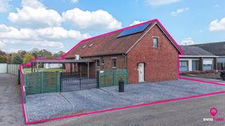 Bij ImmoFusion 7/7 “open huis” : klik op onze 3D-TOUR.<br />Ervaar vastgoed alsof je er zelf doorloopt!<br /><br />Stap binnen in deze karaktervolle woning, rustig gelegen in een doodlopende straat te Heusden-Zolder. Deze charmante woning, oorspronkelijk gebouwd in 1874 maar langs binnen smaakvol gerenoveerd, combineert authentieke elementen met hedendaags comfort. Met maar liefst vijf slaapkamers en een bewoonbare oppervlakte van 264m² is dit de ideale thuisbasis voor grote gezinnen of wie op zoek is naar extra ruimte.<br /><br />Bij het betreden van de woning kom je terecht in een aangename inkomhal met voldoende plaats voor jassen en schoenen. Van hieruit wandel je verder naar de ruime leefruimte, waar je geniet van een gezellige en lichtrijke omgeving. De living biedt moeiteloos plaats aan een grote zetel, eettafel en bijkomende kasten, waardoor je hier een echte leefruimte op maat kan creëren. Hier bevindt zich tevens een apart gastentoilet.<br /><br />Aansluitend bevindt zich de ruime keuken, voorzien van alle nodige toestellen en voldoende werkruimte. Dankzij de grootte van de keuken is er bovendien plaats voor een extra eettafel, ideaal voor gezellige familiemomenten.<br /><br />De badkamer op het gelijkvloers is verrassend ruim en uitgerust met een douche, ligbad en praktische opbergkasten. Op de eerste verdieping bevindt zich nog een tweede sanitaire ruimte met toilet en lavabo, wat zorgt voor extra comfort in het dagelijks gebruik.<br /><br />Op de bovenverdieping treffen we vijf volwaardige slaapkamers, elk met voldoende ruimte en lichtinval, perfect in te richten als slaap-, werk- of hobbyruimte.<br /><br />De woning beschikt over houten ramen met HR-glas en een klassiek zadeldak. Dankzij eerdere renovaties en bijkomende isolatie behaalt de woning een EPC-label C (248 kWh/m²), wat bijdraagt aan een degelijk energieverbruik. Verwarming gebeurt hoofdzakelijk via een condenserende gasketel, en bovendien zijn er zonnepanelen aanwezig, een mooie extra troef.<br /><br />Buiten geniet je van een ruim perceel van maar liefst 1.148m². De volledig omheinde tuin biedt veel privacy en beschikt over een gezellig terras en loungehoek, ideaal om tot rust te komen of gasten te ontvangen. Voor de wagen is er een praktische overkapping voorzien.<br /><br />Gelegen in een uiterst rustige en kindvriendelijke omgeving, en toch met een vlotte verbinding naar omliggende gemeenten en voorzieningen, biedt deze woning het beste van twee werelden.<br /><br />Pluspunten:<br />- Gerenoveerde woning met karakter<br />- 5 slaapkamers<br />- Ruim perceel van 11a48ca<br />- Zonnepanelen aanwezig<br />- EPC-label C<br />- Volledig omheinde tuin<br />- Rustige ligging in doodlopende straat<br />- Thuisbatterij van de zonnepanelen aanwezig<br /><br />Voor een bezichtiging ter plaatse of meer info, bel ons op 078/78.78.70, of kom gewoon binnen op ons kantoor, steeds welkom!