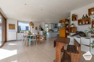 Deze prachtige halfopen woning biedt comfort, ruimte en een uitstekende ligging op een steenworp van de Plaatsduinen van Oostduinkerke. Met een bewoonbare oppervlakte van 214 m² is dit een ideale woning voor een groot gezin, voor wie graag veel ruimte heeft of voor wie wonen en werken wil combineren.<br /><br />De woning beschikt over <strong>5 slaapkamers</strong>, waarvan <strong>3 vaste slaapkamers en 2 slaapkamers die eenvoudig kunnen worden opengemaakt tot één grote, open polyvalente ruimte</strong>. Deze ruimte leent zich perfect als atelier, hobbyruimte, praktijkruimte voor een vrij beroep, bureau, speelkamer of creatieve studio.<br /><br />Daarnaast beschikt de woning over een <strong>master bedroom met ensuite badkamer</strong> voor extra privacy en comfort, een <strong>tweede badkamer met ruime inloopdouche</strong>, een <strong>volledig geïnstalleerde keuken</strong> en een <strong>ruime garage</strong> met plaats voor een gezinswagen, fietsen, wasmachine en extra bergruimte.<br /><br />De<strong> gunstige oriëntatie</strong> en<strong> rustige ligging</strong> zorgen ervoor dat de zuidgerichte tuin een aangename plek vormt om te ontspannen of gezellig samen te zijn.<br />Door de ruime woonoppervlakte en de mogelijkheid om twee kamers samen te voegen, past deze woning zich vlot aan verschillende woonbehoeften aan: van gezinswoning tot woning met extra werk-, hobby- of praktijkruimte.<br /><br /><strong>Interesse in deze veelzijdige woning op een rustige toplocatie? Neem gerust contact op voor meer informatie of een bezoek ter plaatse.</strong>