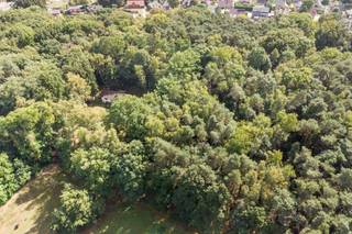 Met een oppervlakte van maar liefst 11376m² geniet je hier van een ongeëvenaarde natuurlijke omgeving. De bestaande gezinswoning is volledig...