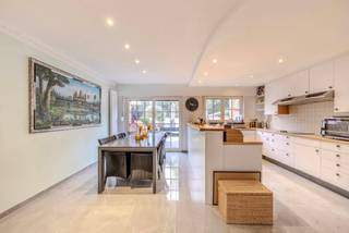 Aangename woning op een toplocatie in Schoten.<br /><br />Deze charmante woning ligt op een zeer goede locatie nabij winkels, scholen en openbaar vervoer. Dankzij de doordachte indeling geniet je overal van een aangenaam ruimtelijk gevoel. De woning scoort bovendien goed op energetisch vlak met een EPC label C (202kWh/m2 jaar). <br />De gezellige tuin vormt een echte meerwaarde. <br /><br />Extra troef: mogelijkheid om garagebox bij aan te kopen voor € 30.000. <br /><br />De indeling is als volgt:<br /><br />Gelijkvloers: inkomhal met mooie authentieke elementen, leefruimte, open keuken , gastentoilet.<br />Eerste verdieping: nachthal, 2 slaapkamers, badkamer met bad, douche en dubbele lavabo, apart toilet, technische berging.<br />Zolderverdieping: slaapkamer, opbergplaats<br />Droge kelder<br /><br />Algemeen:<br />- gunstige ligging<br />- mogelijkheid tot aankoop garagebox<br />- EPC C<br />- asbestveilig<br /><br /><br />Bekijk zeker de 360° rondgang via onze website (+ mogelijkheid tot opmeten en ontmeubelen).<br />Alle attesten zijn beschikbaar onderaan op onze website. <br />Voor meer info of een bezoek: 0472 22 22 88 of danielle@solittvastgoed.be.