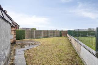 Deze te renoveren woning is een unieke kans om een ruime gezinswoning te kopen op een strategische locatie in Aartrijke. De woning biedt heel wat potentieel dankzij de degelijke basisstructuur en de oppervlakte. Bovendien is dit pand perfect geschikt voor wie een combinatie van wonen en werken zoekt, dankzij de aparte bureelruimte op het gelijkvloers.De uitstekende bereikbaarheid van de belangrijkste invalswegen (N368, E403) maakt woon-werkverkeer zeer vlot. Dit is een buitenkans voor iedereen die op zoek is naar ruim vastgoed om te kopen.Zoek je een huis te koop in de regio Aartrijke? Bekijk dan zeker dit zoekertje!Indeling: Gelijkvloers:- Inkomhal - Lichtrijke leefruimte- Geïnstalleerde keuken- Berging, voorzien van aansluiting voor wasmachine - Bureauruimte met aparte ingang, ideaal voor een vrij beroep- Ruime garage met extra staanplaatsenEerste verdieping:- Nachthal- Drie volwaardige slaapkamers- Badkamer (voorzien van bad, toilet en wastafel)Tweede verdieping:- ZolderVerder is de woning voorzien van een zonnige omheinde tuin.