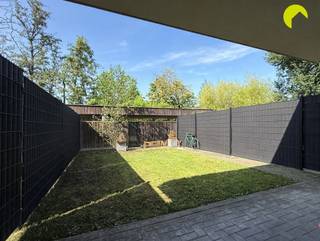 <p><span>Cet appartement de plain-pied aux finitions de haute qualité est situé dans un environnement calme et verdoyant, tout en étant proche du centre, à la frontière de Lint/Duffel/Kontich.</span></p><p><span>Il s'agit d'un immeuble moderne datant de 2016, offrant tout le confort nécessaire. Chaque appartement dispose de sa propre place de parking privée dans le carport situé à l'arrière du bâtiment.</span></p><p><span> </span></p><p><span>L'immeuble dispose également d'un local à vélos commun, d'un ascenseur ainsi que d'une spacieuse cave privative !</span></p><p><span>L'entrée commune permet d'accéder à l'appartement situé au rez-de-chaussée à gauche. À l'arrière, celui-ci dispose d'un jardin privatif et d'une grande terrasse couverte offrant une magnifique vue verdoyante.</span></p><p><span>L'agréable espace de vie avec sol carrelé comprend une cuisine ouverte, entièrement équipée avec des meubles de rangement, une plaque de cuisson électrique avec hotte, un réfrigérateur avec tiroirs congélateurs, un lave-vaisselle et un four combiné.</span></p><p><span>La cuisine est suivie d'un débarras pratique avec raccordements pour machine à laver et sèche-linge à condensation.</span></p><p><span>Le hall dispose d'un vestiaire pratique ainsi que d'un WC séparé avec lave-mains.</span></p><p><span>La salle de bains moderne est équipée d'un meuble double lavabo avec miroir, d'une baignoire, d'une douche à l'italienne séparée et d'un sèche-serviettes.</span></p><p><span>L'appartement dispose de 2 chambres, toutes deux avec un sol carrelé neutre.</span></p><p><span> </span></p><p><span>Par une entrée latérale située à côté de l'immeuble, vous pouvez accéder au carport et au local à vélos. L'ascenseur permet d'accéder au niveau -1, où se trouve également une cave privative.</span></p><p><span>Provision mensuelle pour les charges communes : 60 (électricité des parties communes, entretien de l'ascenseur, du couloir et du jardin, minuterie).</span></p><p><span>Garantie locative : 3 mois<br />État des lieux : 225 <br />Disponible à partir du 1er décembre 2026 !</span></p><p><span>PEB : 135 kWh/m² (niveau E : 68)</span></p><p><span> </span></p><p><span>Pour une visite sur place, veuillez contacter habicom au 03 449 42 41 ou consulter www.habicom.be</span></p>