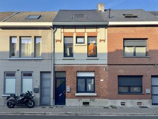 Cette maison familiale parfaitement entretenue et prête à être emménagée combine espace, lumière et confort dans un excellent emplacement. Le...