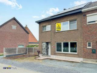 <p>Deze mooie halfopen woning biedt op het gelijkvloers een ruime inkomhal met <strong>gastentoilet</strong>, een <strong>lichtrijke woonkamer</strong> met eetplaats, en een <strong>ingerichte keuken</strong> met aansluitend een <strong>praktische berging/wasplaats</strong>. Boven deze wasplaats bevindt zich een extra <strong>opbergzolder (ideaal voor stockage). </strong>Daarnaast is er nog een polyvalente hobbykamer, ideaal als bureau, praktijkruimte of als extra slaapkamer. <br /><br />Op de eerste verdieping vindt men <strong>3 slaapkamers </strong>en een <strong>vernieuwde, moderne badkamer (</strong>inloopdouche, dubbele lavabo en toilet). De zolderverdieping, bereikbaar via een valluik, biedt extra mogelijkheden op vlak van uitbreiding of opslag. Ook een <strong>handige kelder</strong> voorziet extra opbergruimte. Ontdek alle troeven alvast via de virtuele rondleiding!<br /><br />Langs de woning bevindt zich een <strong>gezellige, onderhoudsvriendelijke terrastuin. </strong>Een bijkomende troef is de <strong>ruime oprit met plaats voor meerdere wagens. </strong>De woning is <strong>energiezuinig en</strong> voorzien van o.a. <strong>centrale verwarming</strong>, <strong>dubbele beglazing </strong>(met vliegenramen, rolluiken), <strong>zonnepanelen</strong>, <strong>conforme elektriciteit, ... </strong><br /><br />Gelegen in een <strong>kindvriendelijke, doodlopende straat in Affligem,</strong> combineert deze woning rust met een uitstekende bereikbaarheid. Dankzij de nabijheid van het op- en afrittencomplex ben je snel onderweg richting Gent of Brussel. Voor meer informatie of een bezoek, neem gerust contact op met Nadia via 0486 79 73 19. Bieden vanaf 359.000 euro.</p>