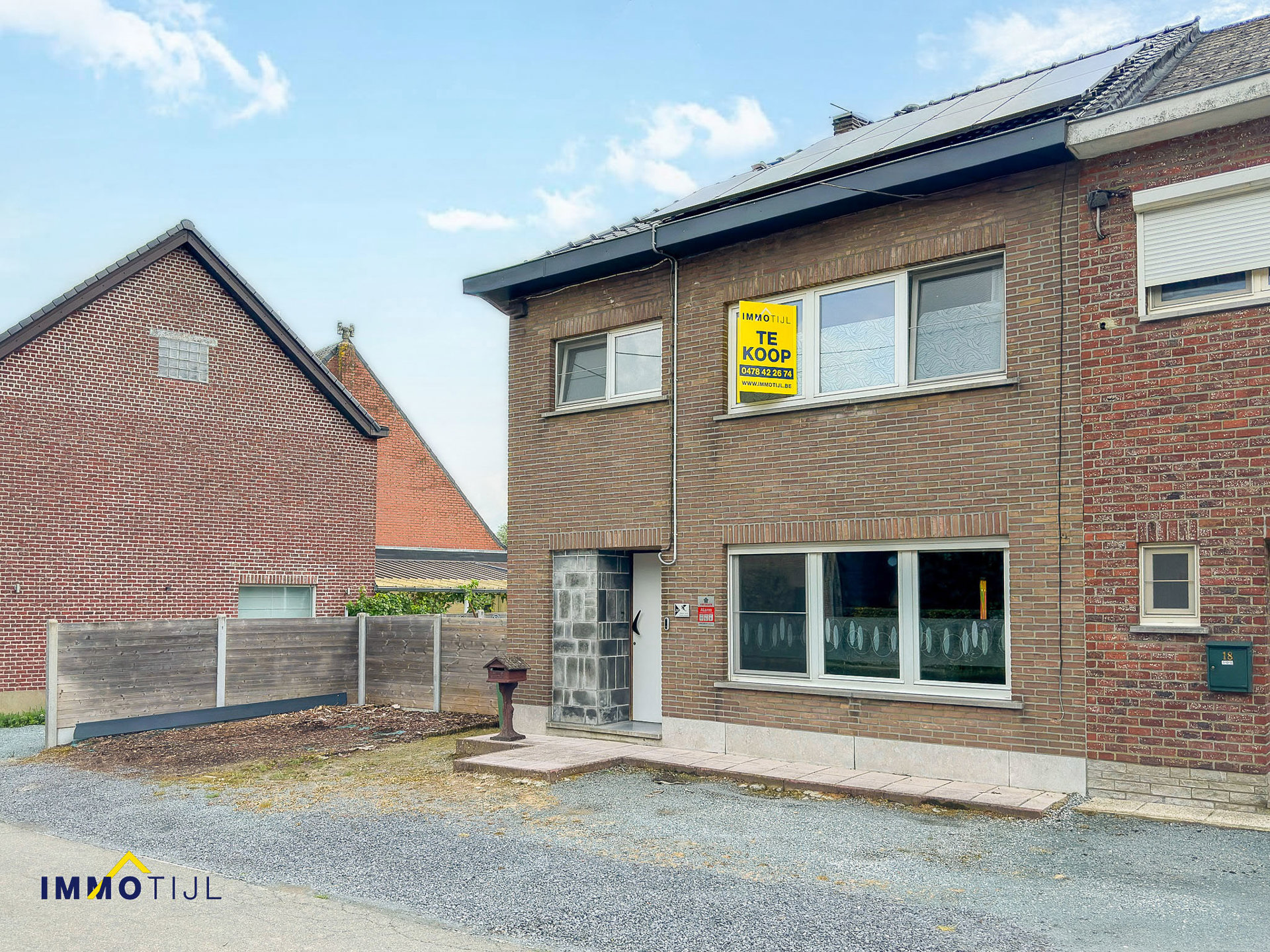 Halfopen gezinswoning met drie slaapkamers in rustige buurt! - foto 1