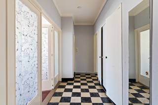 Bent u op zoek naar een appartement dat u volledig naar eigen smaak kunt opfrissen? Dan is dit eigendom zeker een bezoek waard. Dankzij de praktische indeling en de ruime oppervlaktes vormt dit appartement de ideale basis voor een geslaagde renovatie.<br /><br />Via de inkomhal met ingemaakte kasten bereikt u aan de linkerzijde de keuken, die toegang biedt tot het terras. Verder komt u in de ruime leefruimte van maar liefst 40 m², die geniet van een aangename natuurlijke lichtinval en tal van mogelijkheden biedt om een gezellige woon- en eetkamer in te richten.<br /><br />Het appartement beschikt daarnaast over een nachthal die toegang geeft tot twee slaapkamers en de badkamer. Eén van de slaapkamers biedt eveneens toegang tot het terras. Verder is er nog een praktische kelderberging aanwezig.<br /><br />Het appartement bevindt zich langs een belangrijke verbindingsweg, waardoor winkels, scholen, openbaar vervoer en andere voorzieningen zich in de onmiddellijke nabijheid bevinden. Bovendien zijn omliggende gemeenten en belangrijke invalswegen vlot bereikbaar.<br /><br />Dit appartement is op te frissen, maar biedt dankzij de ruime leefruimte, het terras, de twee slaapkamers en de praktische bereikbaarheid een uitstekende kans voor wie op zoek is naar een woning met veel potentieel.<br /><br />pluspunten: <br />- Ruime en lichtrijke leefruimte van ca. 40 m²<br />- parketvloer in de leefruimte <br />- Kelderberging<br />- Praktische indeling<br />- Op te frissen naar eigen smaak<br />- EPC B<br />- EK conform<br /><br />Voor meer informatie of een afspraak ter plaatse, aarzel niet ons te contacteren. Wij zijn bereikbaar via het nummer 03 337 50 70 of info@vbvastgoed.be.