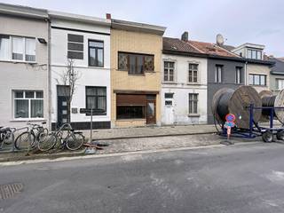 Ligging<br /><br /><br />Topligging in Ledeberg nabij Gent en Merelbeke<br /><br />Deze uitstekend gelegen woning in Ledeberg biedt een vlotte verbinding met het centrum van Gent én Merelbeke. Geniet van een rustige woonomgeving met alle voorzieningen op wandelafstand: supermarkten, lokale winkels, scholen, gezellige restaurants en sportfaciliteiten.<br /><br />Dankzij de directe aansluiting op de E40 en E17 bent u bovendien snel onderweg naar andere steden. Een ideale locatie voor wie comfortabel en centraal wil wonen in de regio Gent!<br /><br />Beschrijving<br /><br />Bij het betreden van deze volledig te renoveren woning komt u in de voorplaats, die naadloos overgaat in een leefruimte met salon. Aansluitend bevinden zich de keuken en de eetplaats, wat tal van mogelijkheden biedt om een open en lichtrijke woonomgeving te creëren.<br />Op de eerste verdieping vindt u twee ruime slaapkamers, ideaal voor wie op zoek is naar een gezinswoning of een interessante investering met potentieel.<br /><br />Voor inlichtingen en/of bezoek, bel Arthur 0473/90.90.94