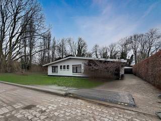 <p>Vrijstaande woning op een fantastische locatie, bestaande uit een inkomhal met afzonderlijk toilet, lichtrijke leefruimte met eet- en zithoek, keuken met aanpalende was-/bergplaats, eetplaats, badkamer (ligbad met douchemogelijkheid, toilet en dubbele lavabo), 3 slaapkamers, bureel, ruime garage en een zuidwestgerichte tuin die grenst aan het natuurdomein.</p>
<p>Wenst u fluitend te ontwaken midden in de natuur? Dan is dit een unieke kans!</p>
<p><strong>Extra troeven:</strong></p>
<ul>
<li>
<p>Gelegen op het einde van een doodlopende straat</p>
</li>
<li>
<p>Gelegen in een oase van rust</p>
</li>
<li>
<p>Afbraak en heropbouw aan 6% mogelijk</p>
</li>
<li>
<p>In de nabijheid van het centrum, openbaar vervoer en diverse scholen, met vlotte verbinding naar in- en uitvalswegen</p>
</li>
<li>
<p>A+, A+, A+ locatie</p>
</li>
</ul>
<p>Deze woning is te koop zonder makelaar via het concept van Smart Houses. Wenst u verdere inlichtingen of een bezoek? Contacteer rechtstreeks de eigenaar via 0497/87.57.45</p>