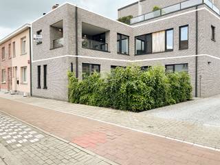 Dit nieuwbouwappartement met 2 slaapkamers is gelegen in de dorpskern van Hofstade (Zemst) . Bakker, slagerij, frituur, apotheek,...