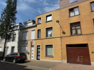 Ruimtezoekers opgelet: ruime rijwoning met tal van mogelijkheden, gelegen in een rustige straat in de gegeerde wijk Westerkwartier, op wandelafstand van het Catharinaplein en de winkels langs de Torhoutsesteenweg. Met een bewoonbare oppervlakte van ca. 173 m² beschikt deze woning over een ruime leefruimte met eetplaats en open keuken, aansluitende veranda en vier slaapkamers. Achteraan bevindt zich een grote stadstuin met praktische berging. De woning dient verder afgewerkt te worden, maar biedt hierdoor de ideale kans om ze volledig naar eigen smaak in te richten. Een interessante opportuniteit voor handige doe-het-zelvers of kopers die op zoek zijn naar ruimte en potentieel. Voor alle info en bezoek bel Nikolaas op 0496 68 84 67 of via www.ensor.immo