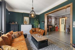 <p>Perfect gelegen tussen stad en platteland, op enkele minuten van Doornik en alle voorzieningen, bestaat deze mooie woning, gebouwd op een perceel van meer dan 500 m² en met ruime woonvolumes, uit het volgende:<br /><br />Op het gelijkvloers: Een inkomhal met zichtbare trap, een grote leefruimte van bijna 50 m², een ingerichte keuken met eethoek, een badkamer, een stookruimte/wasruimte, een apart toilet en een grote droge kelder van ongeveer 20 m².<br /><br />Op de eerste verdieping: Een nachthal die twee grote slaapkamers bedient, twee doorlopende kamers, een kleine bijkomende kamer die kan dienen als bureau of dressing en een bijkomend toilet.<br /><br />Op de tweede verdieping: Een zolder ingericht als twee bijkomende slaapkamers.<br /><br />Buiten omvat het geheel een groot betonnen terras, een veilige en ideaal georiënteerde tuin en een grote garage voor twee voertuigen.<br /><br />TECHNISCH: Centrale verwarming op mazout (2 tanks van 1.000 L), ketel van 2011, PVC ramen met dubbele beglazing, gedeeltelijk elektrische rolluiken, 16 zonnepanelen, aansluiting op de riolering, septische put, EPC D, KI €517.</p>