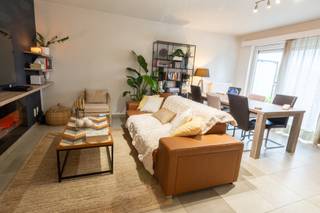 6700 ARLON (Wäschbour, 22-24) – On the edge of the countryside, ideally located and close to all amenities (shops, schools, public transport, etc.), 10 minutes by car from Luxembourg, close to Arlon city center and 30 minutes from the economic center of the Grand Duchy. TREVI offers you this beautiful 2-bedroom apartment in a building dating from 2010, comprising: entrance hall, separate toilet, living room, fully equipped kitchen, 2 bedrooms, bathroom, laundry room. In the basement, a private cellar (C15).<br />Parking and garage available at an additional cost. <br /><br />** TECHNICAL **<br />- PEB: B; 38kg/C02/m²/year; 106kwh/m²/year; unique code: 20230310024749;<br />- Communal gas boiler with hot/cold water meters;<br />- No work required;<br />- Water softener;<br /><br />**FINANCIAL CONDITIONS**<br />Property rented until 12/31/2026 - 6 months' notice possible for personal occupancy.<br />Sale price subject to registration fees.<br />Basic deed costs payable by the buyer (± €800 excluding VAT).<br /><br />** INFORMATION and VIEWINGS**<br />info-gestea@trevi.be or call 02 767 67 88