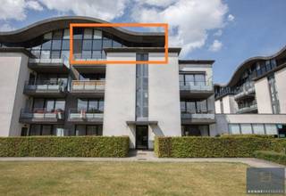 <p>Dit appartement biedt u een bijzondere lichtinval dankzij z’n grote ramen (aan 3 zijden).</p>
<p>Het appartement is gelegen in een rustige omgeving met bushalte en parking voor de deur en anderzijds scholen, buurtwinkels, bakker, slager, … op wandelafstand. Daarnaast zijn de centra van Sint-Kruis en Brugge vlakbij en vlot bereikbaar via het openbaar vervoer.</p>
<p>Derde verdieping: ruime en lichtrijke woonkamer (51m²) met rechtstreekse toegang tot de twee ruime terrassen, volledig geïnstalleerde keuken (10m²) met aansluitende berging, bureau/derde kamer (13m²), ook via deze kamer kunt U naar het terras, badkamer met enkele wastafel, douche en gastentoilet. Bij het binnenkomen is er tevens een ingemaakte vestiairekast voorzien. Via de moderne trap krijgt U toegang tot de vierde verdieping. <br />Vierde verdieping: 2 slaapkamers (21 en 13m²), badkamer met dubbele wastafel, bad met douchewand en apart toilet.</p>
<p>Er is ook een ondergrondse kelder inbegrepen in de prijs.</p>
<p>Aankoop ondergrondse garage aan €30.000 .</p>
<p>Bekijk alvast ook de virtual tour: https://view.ricoh360.com/b1ec553e-7a79-42c1-a287-c3fe01227699 .</p>
<p>Van deze lichtrijke penthouse op rustige locatie uw nieuwe thuis maken?</p>
<p>Contacteer Bonne Vastgoed 7 op 7 voor meer info via 0468/10.40.40 of info@bonnevastgoed.be.</p>
<p></p>
<p></p>