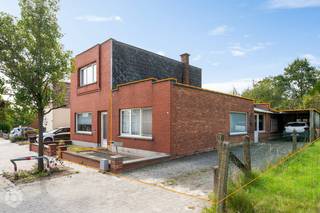 Deze gezellige halfopen bebouwing is gelegen in een toffe, rustige en doodlopende straat in Beerzel. De woning bevindt zich in een aangename woonomgeving en is niet-overstromingsgevoelig. Een fijne locatie voor wie op zoek is naar rust en een praktische woning met tuin.<br /><br />De woning, gebouwd in 1962, beschikt over een bewoonbare oppervlakte van ca. 58 m² en is volledig ingericht op het gelijkvloers. De indeling omvat een inkomhal, woonkamer, keuken, één slaapkamer, badkamer, toilet en berging. Achteraan beschikt de woning over een leuke tuin met zuidwestelijke oriëntatie, waar u heerlijk kunt genieten van de buitenruimte en de avondzon. De woning biedt mogelijkheden voor wie op zoek is naar een compacte woning of een renovatieproject met potentieel.<br /><br />Een interessante halfopen bebouwing met alles op één niveau, een aangename tuin en een rustige ligging. Ideaal voor wie compact en gelijkvloers wil wonen en de woning verder naar eigen smaak wil renoveren.<br />EPC : 844 label F - Renovatieverplichting van toepassing.<br />Wenst u meer informatie of een plaatsbezoek, contacteer Bob Quirynen 0476/09 84 85<br />of neem een kijkje op onze website : www.Boonstravastgoed.be