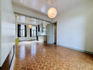 <p><strong>Stijlvol appartement</strong> met zonneterras in kleine, historische, residentie. Het volledige gebouw werd recent grondig gerestaureerd (2008) met behoud van talloze originele elementen. <br />Dankzij de centrale ligging van dit appartement is alles bereikbaar per fiets of te voet. Tevens liggen de zuidelijke verbindingswegen in de nabije omgeving.<br /><br /><strong>Indeling: </strong>Inkomhal met aparte wc; ruime woonkamer op originele blokjesparket en optimale gezelligheid gegarandeerd door de centraal gepositioneerde gashaard; aansluitend ruim zonneterras, zonder inkijk! Half-open keuken met eettoog; wasplaats/berging. Verder 2 slaapkamers op parket, waarvan de master met ingebouwde dressing en een badkamer met dubbele wastafel, ligbad en inloopdouche.<br />Ondergrondse kelder. Gemeenschappelijke fietsenberging.<br /><br /><strong>Bijzonderheden:</strong></p>
<ul>
<li>Alarmsysteem.</li>
<li>Alg. kosten € 100,-/mnd. Individueel verbruik van water, gas en elektra.</li>
<li>Gordijnen en verlichting reeds aanwezig in het appartement.</li>
<li>Plafondhoogte 3,75m!!</li>
<li>Per direct beschikbaar.</li>
</ul>