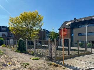 Dit perceel van ongeveer 275 m² is bijzonder geschikt voor het bouwen van een halfopen woning. Met een straatbreedte van circa 8 meter en...