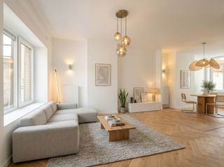 <u>Vraagprijs: 249.000 EUR</u><br /><br />✨ Bent u op zoek naar een instapklare woning met een moderne, hedendaagse uitstraling? Dan is deze prachtig gerenoveerde rijwoning in de Nieuwstraat 71 te Wevelgem precies wat u zoekt!<br /><br />📍 Topligging<br />Deze woning bevindt zich in een centrale en gegeerde buurt, op wandelafstand van winkels, scholen, openbaar vervoer en gezellige horecazaken. Dankzij de vlotte verbinding met de belangrijkste invalswegen geniet u bovendien van een uitstekende bereikbaarheid.<br /><br />🏠 Indeling<br />Bij het binnenkomen wordt u verwelkomd in een verzorgde inkomhal met gastentoilet.<br />🌟 De lichtrijke woonkamer sluit naadloos aan op de gezellige eetruimte en de moderne, volledig uitgeruste keuken. Vanuit de keuken heeft u toegang tot de onderhoudsvriendelijke binnenkoer, de ideale plek om te genieten van een ontbijt in de zon of een gezellige zomeravond.<br /><br />🛏️ Eerste verdieping<br />2 ruime slaapkamers<br />Stijlvolle badkamer met inloopdouche, toilet en modern lavabomeubel<br />Praktische wasplaats<br /><br />🛏️ Tweede verdieping<br />Royale derde slaapkamer<br />Tweede badkamer met douche en lavabo, ideaal als privé-suite of comfortabele gastenkamer.<br /><br />💎 Troeven van deze woning<br />✔️ Volledig gerenoveerd<br />✔️ Moderne en kwalitatieve afwerking<br />✔️ 3 volwaardige slaapkamers<br />✔️ 2 stijlvolle badkamers<br />✔️ Praktische wasplaats<br />✔️ Gezellige, onderhoudsvriendelijke binnenkoer<br />✔️ Centrale ligging nabij alle voorzieningen<br />✔️ Instapklaar – verhuizen zonder zorgen!<br /><br />❤️ Deze woning combineert hedendaags wooncomfort, een praktische indeling en een uitstekende ligging. De perfecte thuis voor gezinnen, jonge koppels of wie op zoek is naar een stijlvolle, instapklare woning.<br /><br />📞 Interesse? Contacteer <strong>Lukas +32 477 09 91 02 of mail lukas@vastgoedcanniere.be</strong> vandaag nog voor een bezoek en ontdek zelf de charme van deze prachtige woning!