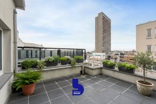 Kom heerlijk ontspannen met zicht op zee.<br />In de Louisastraat op de 9e verdieping bevindt zich dit lichtrijke appartement.<br />Met zijdelings zeezicht en vlakbij de winkelstraat is de locatie alvast ideaal.<br /><br />Via de aparte inkomhal kunnen we meteen naar het alleenstaande toilet, de badkamer of de woonkamer.<br />Via de lichtrijke woonkamer hebben we zicht op een eerste terras (met zeezicht) en kunnen we vlot naar de aanpalende keuken.<br />De keuken is voorzien van veel opbergruimte en alle moderne comforten.<br /><br />Hierna komen we in de slaapkamer met een extra terras.<br />Opstaan, tas koffie nemen en meteen genieten van vakantiegevoel.<br /><br />Via de slaapkamer komen we opnieuw uit in de ruime badkamer.<br />Deze is voorzien van ligbad, aparte douche en genoeg kastruimte voor de zonnecrème.<br /><br />Dankzij de twee terrassen kan er optimaal genoten worden van de zon en de locatie.<br /><br />Dit appartement biedt een uitstekende ligging aan zee. Ideaal als vaste woonst, tweede verblijf of investering.