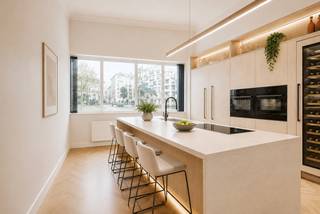 <strong>Mechelen: Handelshuis met tal van mogelijkheden nabij het station en de Vaart te koop</strong><br /><br />Dit handelshuis, momenteel ingericht als kantoorruimte, komt te koop op een strategische locatie in Mechelen. Het pand is gelegen in de directe omgeving van het station en de Vaart en geniet bovendien van een vlotte bereikbaarheid met de auto, wat het bijzonder geschikt maakt voor professionele activiteiten. De kelderverdieping biedt extra bergruimte. Op het gelijkvloers bevindt zich een inkom met balie, een bureau of vergaderzaal en een ruime kantoorruimte met aangenaam zicht op de tuin. De eerste verdieping omvat een toilet, een grote bureau en een printerlokaal of berging. Op de tweede verdieping zijn er twee bureaus, een kitchenette en een toilet. De derde verdieping of zolderverdieping beschikt over een polyvalente ruimte en bijkomende berging. Bovendien biedt dit pand, mits de nodige aanpassingen en conform de geldende voorschriften, ook de mogelijkheid om ingericht te worden als woning. Dankzij de praktische indeling en centrale ligging is dit een veelzijdig pand met tal van mogelijkheden in Mechelen.<br /><br /><strong><u>Indeling</u>:</strong><br /><u>Kelderverdieping</u>: Kelder<br /><u>Gelijkvloers</u>: Inkom met balie, bureau/vergaderzaal, grote bureau met zicht op de tuin, plaats voor 2 auto's<br /><u>Eerste verdieping</u>: Toilet, grote bureau, printerlokaal/berging<br /><u>Tweede verdieping</u>: 2 bureaus, kitchenette, toilet<br /><u>Derde verdieping/zolderverdieping</u>: Polyvalente ruimte, berging