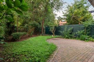<p><span>Op zoek naar een woning met nét dat tikkeltje meer ruimte? Deze aangename bel-etage in de Berten Pilstraat combineert een praktische indeling met een garage en maar liefst drie slaapkamers. Een fijne gezinswoning met mogelijkheden, waar je meteen je eigen verhaal van kunt maken.</span></p>
<p><span>Via de inkomhal kom je binnen op het gelijkvloers, waar de inpandige garage meteen een grote troef vormt. Hier heb je niet alleen plaats voor de wagen, maar ook voor fietsen, extra bergruimte of een kleine werkplek.</span></p>
<p><span>Op de eerste verdieping bevindt zich de leefruimte. De woonkamer biedt voldoende plaats voor een gezellige zithoek en eettafel en vormt het hart van de woning. Aansluitend vind je de keuken, die praktisch is ingericht en alles binnen handbereik heeft.</span></p>
<p><span>De tweede verdieping telt drie slaapkamers, waardoor deze woning perfect geschikt is voor een gezin, maar evengoed mogelijkheden biedt voor wie een extra bureau, dressing of hobbyruimte kan gebruiken. De badkamer vervolledigt deze verdieping.</span></p>
<p><span>De bel-etageformule zorgt bovendien voor een aangename scheiding tussen wonen en praktische ruimtes. Garage beneden, leven op de eerste verdieping en slapen boven: een indeling die vandaag nog altijd bijzonder handig is.</span></p>
<p><strong><span>Troeven<br /></span></strong><br />- Garage en oprit<br />- Gunstig EPC<br />- Ruime west-gerichte tuin<br />- Rustige woonwijk<br /><strong><span><br />Kortom:</span></strong><span> een veelzijdige woning met drie slaapkamers en een garage, ideaal voor wie op zoek is naar een comfortabele gezinswoning met een praktische indeling én ruimte om er helemaal zijn eigen thuis van te maken.<br /><br />Attesten (EPC, asbest, EK) zijn beschikbaar via onze website: https://jamar.immo/<br /><br />Wg, Gvkr, vg, vv, Gmo, Geen overstromingsgevoelig gebied, geen worg<br /></span></p>