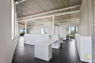 Deze kantoorruimte van 273 m² is gelegen op een uitstekende strategische locatie te Vilvoorde, met vlotte verbindingen richting Brussel, Mechelen...