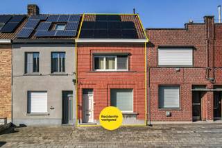 Kijkdag zaterdag 28 maart van 14u tot 16u. Plan snel uw afspraak in voor deze topper!Deze verzorgde rijwoning bevindt zich in het centrum van...