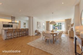 <p><strong>Instapklare, hoogwaardig afgewerkte woning met 7 slaapkamers op een perceel van 502 m² in Westerlo. EPC B-label (187 kWh/m²)<br /><br />Ligging:</strong><span> Gelegen nabij het centrum van Heultje. Winkels, scholen, bushaltes, ... liggen bijgevolg in de onmiddellijke omgeving. Verbindingswegen naar andere gemeenten zijn vlot bereikbaar. </span></p>
<p><strong>Indeling: </strong>Inkom, woonkamer, eetkamer, keuken, veranda, 7 slaapkamers, 2 badkamers en kelder.</p>
<p><strong>Beschrijving:</strong><span> </span><span>Via de inkomhal betreedt u de ruime en lichtrijke leefruimte, bestaande uit een gezellige woonkamer en eetkamer. Aansluitend bevindt zich de instapklare keuken met kookeiland. Vervolgens is er een veranda met een mooi uitzicht op de tuin. </span><span>Op het gelijkvloers vindt u bovendien een volwaardige slaapkamer en een badkamer, wat de woning ook geschikt maakt voor wie gelijkvloers wil wonen. </span><span>De eerste verdieping beschikt over vier slaapkamers, waarvan één doorloopkamer, en een tweede badkamer. De ingerichte zolderverdieping doet momenteel dienst als extra leefruimte, maar kan volledig naar eigen wens worden ingericht, bijvoorbeeld als hobbyruimte, slaapkamer of speelkamer. Extra bergruimte is voorzien in de zolderberging en de kelder. </span><span>Buiten geniet u van een verzorgde, volledig omheinde en zuidgerichte tuin, waar privacy en rust centraal staan. Deze instapklare woning biedt een royale bewoonbare oppervlakte en is de ideale keuze voor wie op zoek is naar ruimte, comfort en tal van mogelijkheden.</span></p>
<p><span></span>Extra troeven van deze woning:<br />- Zonnepanelen<br />- EPC-Label B (187 kWh/m²)<br />- Instapklaar<br /><br />Kortom, een duurzame woning afgewerkt met kwalitatieve materialen en een hoogwaardige afwerking, gelegen in een rustige en aangename omgeving.<br /><br /><strong>Bijzondere informatieplicht:</strong><span> in aanvraag.</span></p>