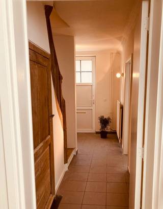 In het centrum van Oudenaarde, op wandelafstand van de winkelstraten, vinden we dit charmant, gerenoveerd huisje. Parkeren kan in het begin van...