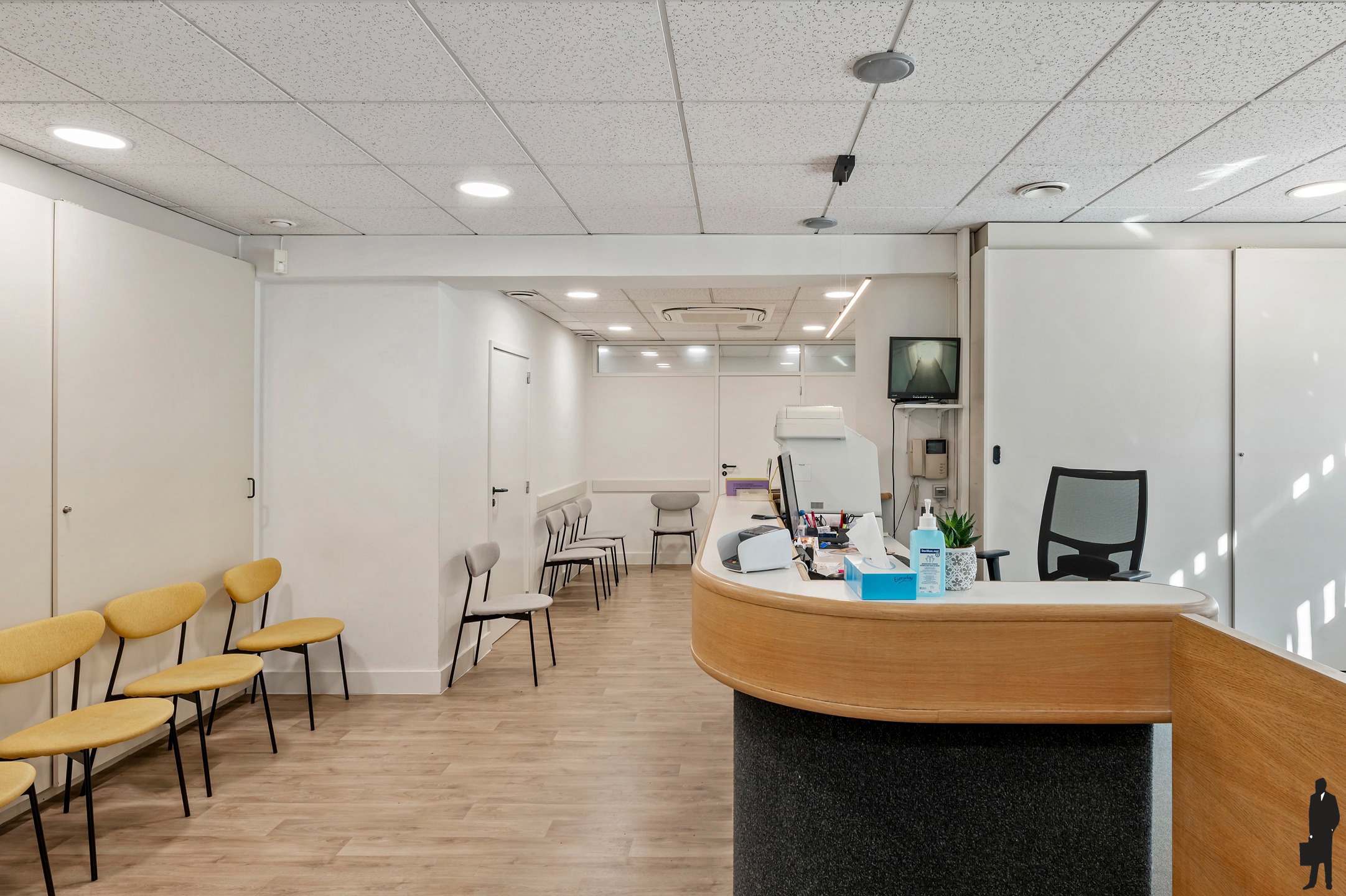 Goed onderhouden dokterspraktijk met 3 studio’s en 14 staanplaatsen - foto 4