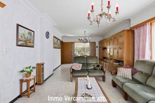 <p><span>Verrassend ruime gezinswoning met veel potentieel, ideaal gelegen in het landelijke Booischot</span></p><p><span> Gevestigd op een royaal perceel van maar liefst 1420 m², biedt deze woning talloze mogelijkheden voor zowel binnen- als buitenleven.</span></p><p><span>De begane grond biedt een doordachte en praktische indeling, met een royale woonkamer, eetkamer en een goed uitgeruste keuken. Een extra troef is de veranda, die prachtig uitkijkt op het groene landschap van de omliggende natuur. De keuken is efficiënt ingericht en voorzien van alle benodigde apparatuur voor dagelijks gebruik.</span></p><p><span>Op de eerste verdieping vindt u een nachthal die toegang biedt tot vier slaapkamers en een badkamer. Dankzij de gunstige ligging, het uitgestrekte terrein en de veelzijdige indeling, biedt deze woning een uitgelezen kans voor wie op zoek is naar ruimte en potentieel in een rustige, landelijke omgeving.</span></p><p><span>Bent u op zoek naar een woning die u kunt personaliseren en volledig naar eigen smaak kunt inrichten? Dan is dit wellicht de ideale woning voor u! Ontdek de vele mogelijkheden ter plaatse en maak een afspraak via 015/755 444 of info@immovercammen.be.</span></p><p><span>Renovatieplicht EPC: Binnen 6 jaar na aankoop is renovatie tot minimaal label D verplicht.</span></p><p><span> </span></p>