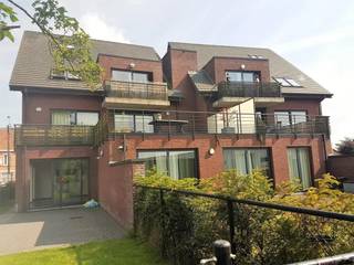 Zeer licht en ruim appartement (95,76m²) op het 1ste verdiep rechts met:<br />een inkomhal + apart toilet, 3 slaapkamers, een ruime lichte living, een ingerichte badkamer met ligbad en douche + meubelkast, een keuken met toestellen, een wasplaats, een ruim LIGTERRAS 47,65M² !!!, een garage achteraan het gebouw nr. 2 + een privé-parkeerplaats met parkeerbeugel vooraan het gebouw. Het app. kan reeds vrij komen op 15/08/2026 ! - HUURPRIJS: 820€ + 75€ inbegrip van GARAGE nr 2 (middenrij, 2de garage van links) = 895€ + 85€ syndic = 980€/m - Zeer goede EPC-score: 130 kWh/m² !!
