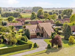 <p>Deze prachtige architectenvilla met een woonoppervlakte van 388 m² ligt perfect verscholen aan het einde van een privéoprit in het gezellige dorpje Templeuve, dicht bij alle voorzieningen en de hoofdwegen, en is als volgt ingedeeld:</p><p>Op de begane grond: een inkomhal met open trap, een apart toilet en een garderobehoek, een prachtige woonkamer met uitzicht op de tuin en open naar een ingerichte keuken, een wasruimte met directe toegang tot een garage voor twee auto’s, een werkkamer, een slaapkamer met eigen badkamer en toegang tot de kelder met diverse droge kelderruimtes.</p><p>Op de bovenverdieping: een grote open overloop die kan dienen als speelkamer of bibliotheekhoek, met toegang tot 4 mooie slaapkamers, waarvan één met inloopkast, een doucheruimte, een extra toilet en een trap die rechtstreeks naar buiten leidt.</p><p>Buiten: een mooie, deels omheinde tuin met bomen, een betonnen terras, een tuinhuisje en parkeergelegenheid voor meerdere voertuigen.</p><p>TECHNISCHE GEGEVENS: Centrale verwarming op stookolie (twee tanks van 1.000 l), een houtkachel, inbraakwerende houten kozijnen met dubbele beglazing, aansluiting op de riolering, aansprakelijkheidsverzekering 1.385 €, EPC-klasse D.</p>