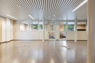 <p><span>Prima gelegen kantoorgebouw met ca 480m² oppervlakte op een grote as tussen Mortsel en Antwerpen nabij de opritten van E19. Vlotte bereikbaarheid is de troef van dit prima onderhouden polyvalent kantoorgebouw met 6 parkeerplaatsen achteraan (extra aan te kopen indien gewenst). Bij het binnenkomen treft u een receptie en met ca 320 m² verdeeld in vergader-en kantoorruimtes. Met een wenteltrap bereikt u nog een extra oppervlakte met alle privacy van ca 125m². Wc's, een keuken en extra ondergrondse archiefruimte van ca 45 extra m² vervolledigen het plaatje. Onmiddelijk beschikbaar & instapklare toestand!</span></p>