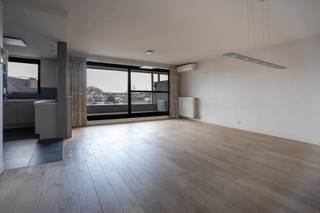 Prachtig appartement afgewerkt met goede materialen om dagelijks te genieten van alle comfort en rust.Alle voorzieningen zoals: winkels, restaurants,...
