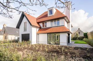 Modern newly built villa in a quiet neighbourhood, ideally oriented for optimal natural light.Layout:You are welcomed in an entrance hall with...