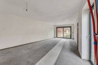 <p>Voor meer info of een bezoek, bel 053 59 49 34 - Op een gunstige locatie te Ternat bevindt zich deze <strong>nieuwbouwwoning</strong>. Verschillende faciliteiten (scholen, openbaar vervoer, winkels, centrum Ternat, ..) bevinden zich in de nabije omgeving. De E40 richting Brussel en Gent is vlot bereikbaar. <strong>De woning wordt volledig afgewerkt, exclusief de aanleg van de tuin</strong>. Binnenkomen doen we in de inkomhal waar zich de gastentoilet bevindt. Verder vinden we op het gelijkvloers een gezellige woonkamer met aansluitend de keuken en <strong>de inpandige garage</strong>. Het eerste verdiep telt <strong>twee slaapkamers</strong> en een badkamer. <strong>De zolder</strong> is toegankelijk met een vaste trap en kan dienst doen als derde slaapkamer. <strong>De woning wordt in totaliteit verkocht onder 21% BTW.</strong></p>