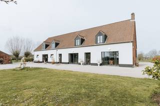 <p>In het landelijke Vremde, een deelgemeente van Boechout, bevindt zich dit uitzonderlijke domein van ca. 19.000 m² met een prachtig gerenoveerde hoeve, een indrukwekkend atelier, een apart gastenverblijf en een recent stallencomplex. Een eigendom waar wonen, werken, natuur en beleving naadloos samenkomen.</p><p>De voormalige hoeve werd de afgelopen jaren grondig gerenoveerd en uitgebreid met respect voor het authentieke karakter en hedendaags comfort. Authentieke materialen, zichtbare balken en grote raampartijen zorgen voor een lichtrijk geheel. De woning beschikt over meerdere leefruimtes, een leefkeuken, bureau, wijnkelder en op de verdieping onder meer 2 slaapkamers, badkamer, dressing en sauna. De hoofdslaapkamer is ingericht als aparte studio met eigen badkamer en uniek zicht over het weiland. </p><p>De royale schuur is ingericht als multifunctionele ruimte met eigen keuken, ideaal als atelier, galerie of inspirerende werkplek. Het charmante gastenverblijf, het bakkershuisje, biedt bijkomende slaapkamers en badkamer en kan ook perfect dienstdoen als kangoeroewoning of home office.</p><p>Verder beschikt het domein over luxueuze stallen met <span>een weide volgens paddock paradise principe, </span>een moestuin en aangelegde tuin omgeven door het landelijke karakter.</p><p>Een zeldzame eigendom in Boechout met tal van mogelijkheden voor wie op zoek is naar ruimte, rust en karakter, op korte afstand van Antwerpen.</p>