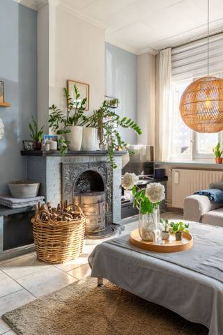 Hoge plafonds, sierlijke moulures en hier en daar een verrassend vleugje kleur. Deze woning in Ekeren heeft een heel eigen karakter. En dat voel je zodra je binnenstapt.<br /><br />De inkomhal zet meteen de toon met haar authentieke details en speelse afwerking. Verder kom je in de ruime, lichtrijke woonkamer, waar een gezellige zithoek rond de houtkachel en een aparte werkplek hun plaats hebben gevonden.<br /><br />Achteraan ligt de ruime leefkeuken. Dankzij de lichtkoepels valt hier volop daglicht binnen en is er plaats genoeg voor een grote eettafel. Zo'n plek waar je niet alleen kookt, maar ook graag wat langer blijft zitten. Aansluitend vind je de praktische wasplaats en de vernieuwde badkamer.<br /><br />Op de eerste verdieping zijn er twee ruime slaapkamers. De vaste trap brengt je nog een verdieping hoger, naar een derde, grote slaapkamer. Ideaal als extra slaapkamer, hobbyruimte of thuiskantoor. En ook aan opbergruimte is gedacht, met een extra zolder en een kelder. Handig voor alles wat je niet elke dag nodig hebt.<br /><br />En dan is er nog de tuin. Groen, gezellig en met heel wat privacy. Tussen de bomen en beplanting vind je een fijn terras om buiten te eten, rustig een boek te lezen of gewoon even van het groen te genieten.<br /><br />Ook de ligging is mooi meegenomen. Je woont hier in het geliefde Mariaburg, op wandelafstand van het station en vlak bij de fietsostrade. Winkels, scholen en andere dagelijkse voorzieningen zijn bovendien vlot bereikbaar.<br /><br />Een woning met drie slaapkamers, authentieke charme en een tuin om van te genieten. Voor wie houdt van een huis met karakter, waar niet alles strak en hetzelfde hoeft te zijn.
