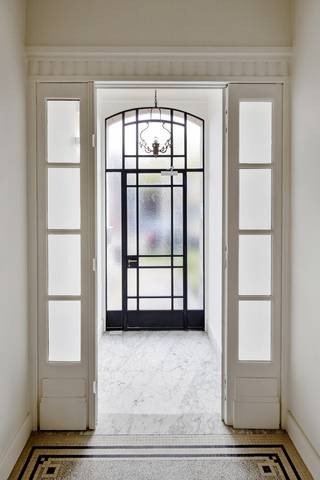 Lichtrijk volledig <strong>gerenoveerd </strong>appartement aan de '<strong>Ter Rivierenlaan</strong>' in een karaktervol gebouw met stijlvolle voorgevel. De brede groene straat verwijst naar het kasteeldomein Rivierenhof waarop de straat ten zuiden uitgeeft. Alles werd nieuw afgewerkt met degelijke, kwalitatieve materialen.<br /><br /><strong>Indeling: </strong><br />Het appartement bevindt zich op het de gelijkvloerse verdieping. De lichtrijke leefruimte vormt het hart van de woning, met een moderne open keuken en een gezellige sfeer waar je je meteen thuis voelt. Achteraan geniet je van een<strong> zalig terras</strong>, perfect voor een kop koffie in de ochtend of een ontspannen avond in alle rust. De ruime slaapkamer bevindt zich aan de voorkant, en biedt voldoende ruimte voor een bed, kast en eventueel buro. De moderne badkamer bestaat uit een lavabo met apart meubel en een inloopdouche. Het gastentoilet bevindt zich aan de inkom. Verder is er nog berging aan de keuken en een aparte kelderberging met aansluiting voor de wasmachine en droogkast. <br /><br /><strong>Bijzonderheden: </strong>
<ul>
<li>Alg. kosten: 40 eur/mnd.</li>
<li>Toplocatie aan de Ter Rivierenlaan – rustig én vlot bereikbaar.</li>
<li>Beschikbaar: onmiddellijk.</li>
</ul>