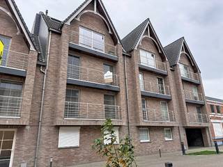 <p>Mooie en verzorgd tweeslaapkamer appartement in het centrum met terras en garage.<br />Te Sint Gillis bij Dendermonde bevindt zich dit verzorgde 2-slaapkamer appartement op de tweede verdieping, op wandelafstand van het centrum en diverse handelszaken alsook openbaar vervoer en scholen.<br />Verder omvat het een inkomhal met apart toilet, leefruimte, open keuken met aansluitende berging, 2 mooie slaapkamers, badkamer en tof terras. Lift aanwezig in het gebouw.<br />Extra pluspunt is dat er een garage inbegrepen zit in de huurprijs. 30€/maand gemeenschappelijke kosten. <br />Voor meer info mail vero@berno.be of bel 052/20 24 40</p>